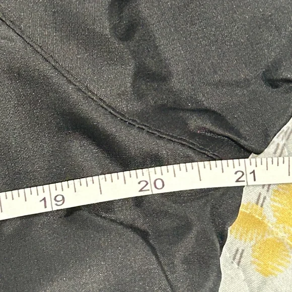 New Balance Men's Black and White Windbreaker - Picture 12 of 13